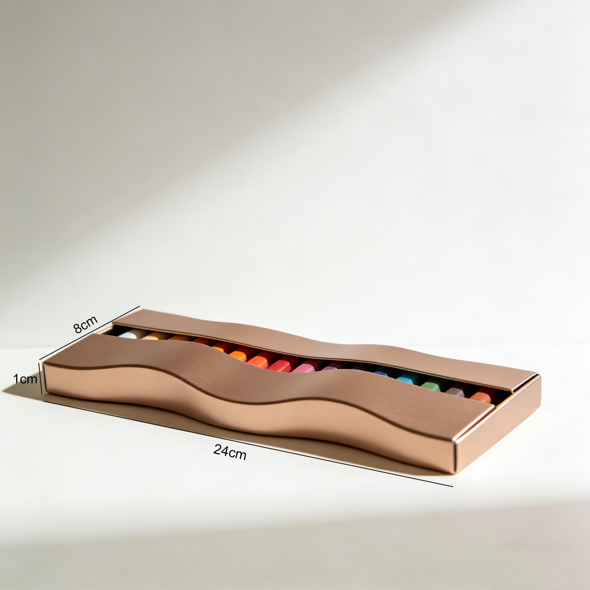 鮮やかな16色のクレヨンが並んでいる画像