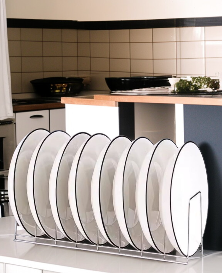 주방용품을 깔끔하게 정리한 선반