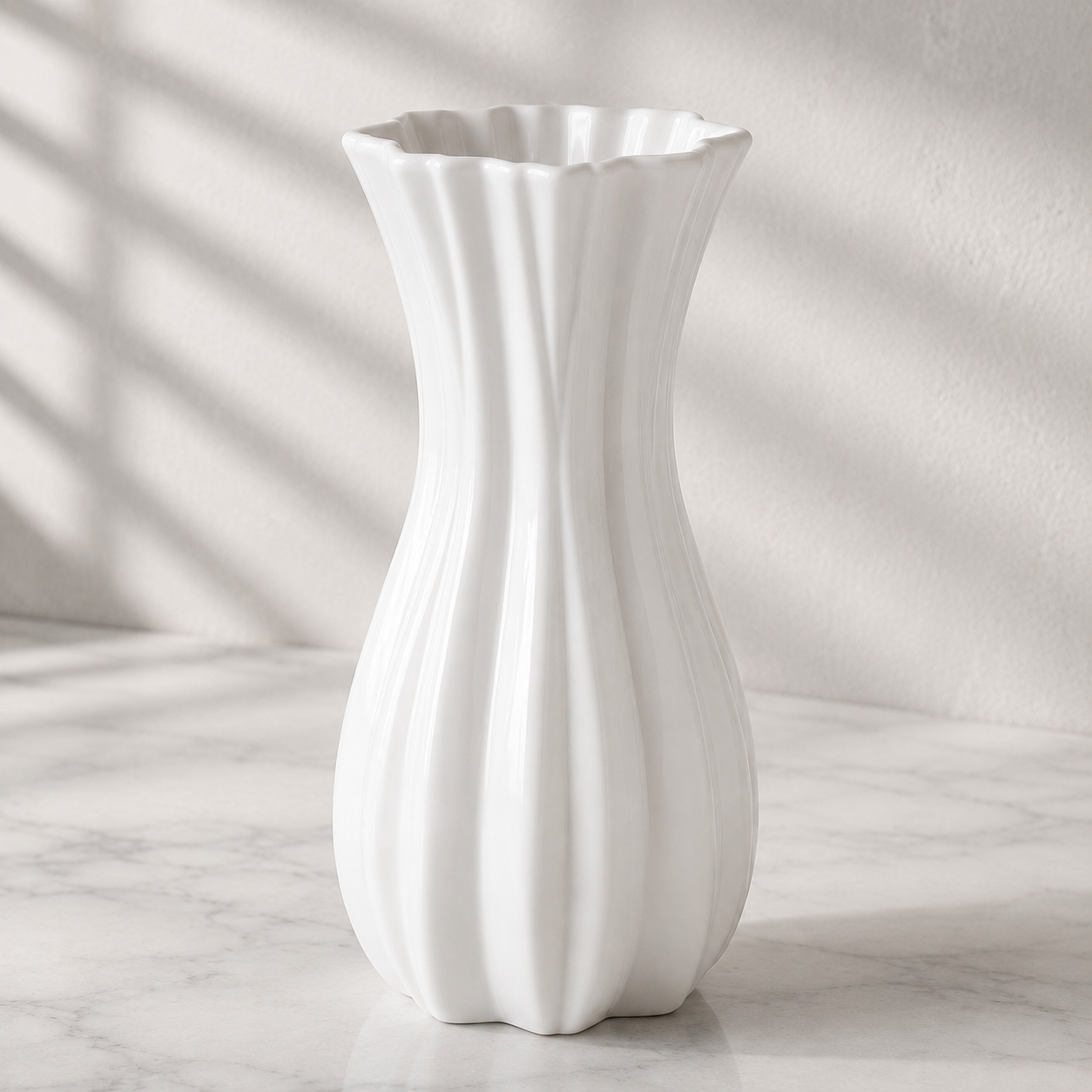 Eine Vase im Wohnzimmer aufstellen