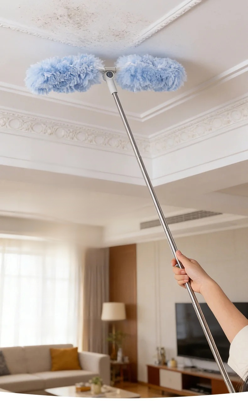 Plumero desechable extensible limpiando estantería