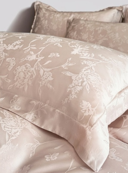 Lightweight and soft jacquard summer quilt details