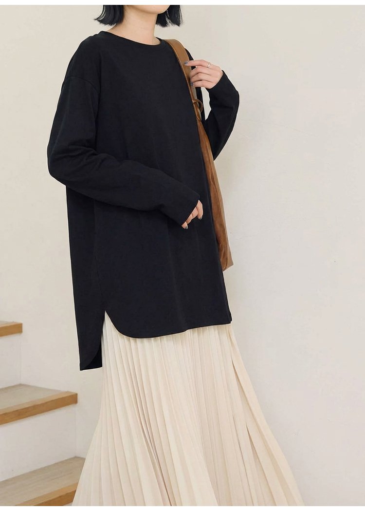 シンプルなデザインの女性用インナーシャツ