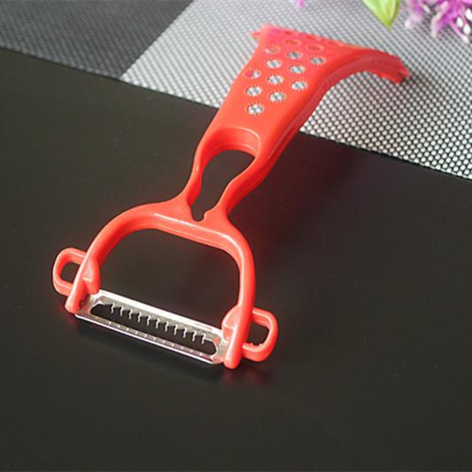 Multifunktionaler Apfelschäler mit Messer