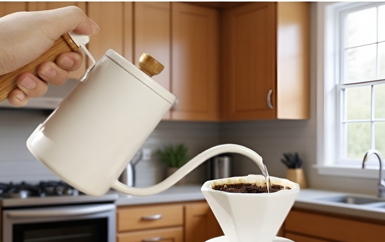 Cafetera de vertido y taza de café recién hecho