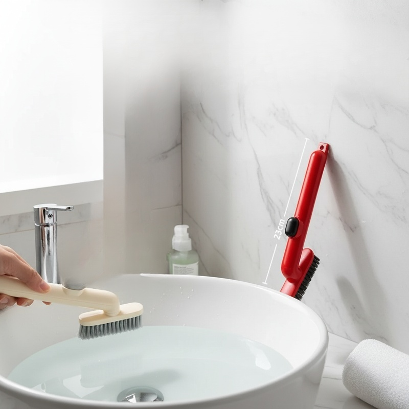 좁은 틈새를 청소하는 브러시 사용 장면