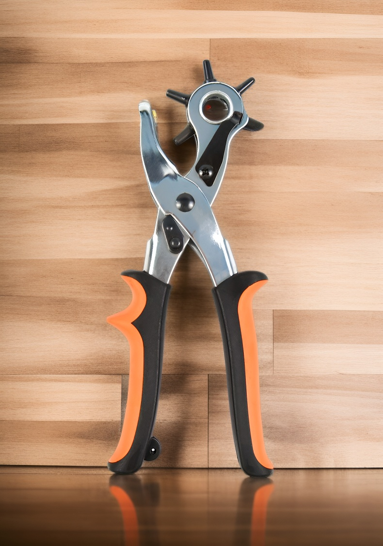 オフィスデスク上の多機能穴あけパンチ