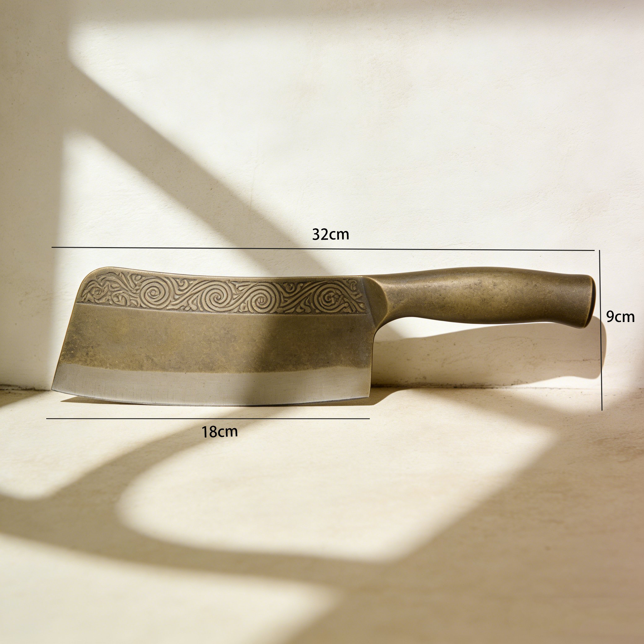 鋭い刃先を持つ骨切り包丁のクローズアップ