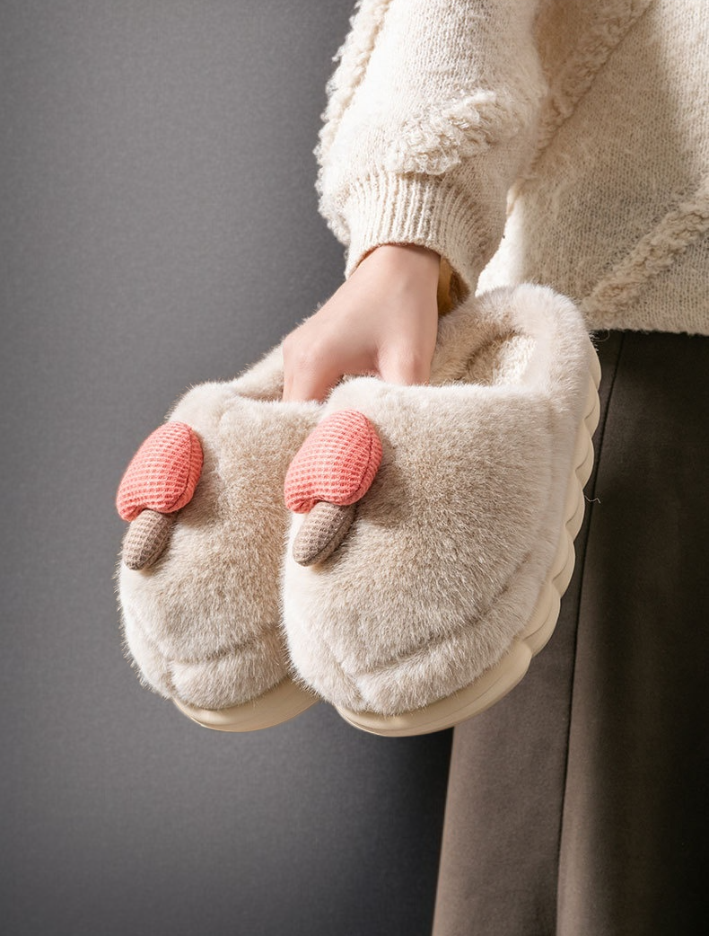 가방과 슬리퍼를 함께 사용하는 라이프스타일 컷