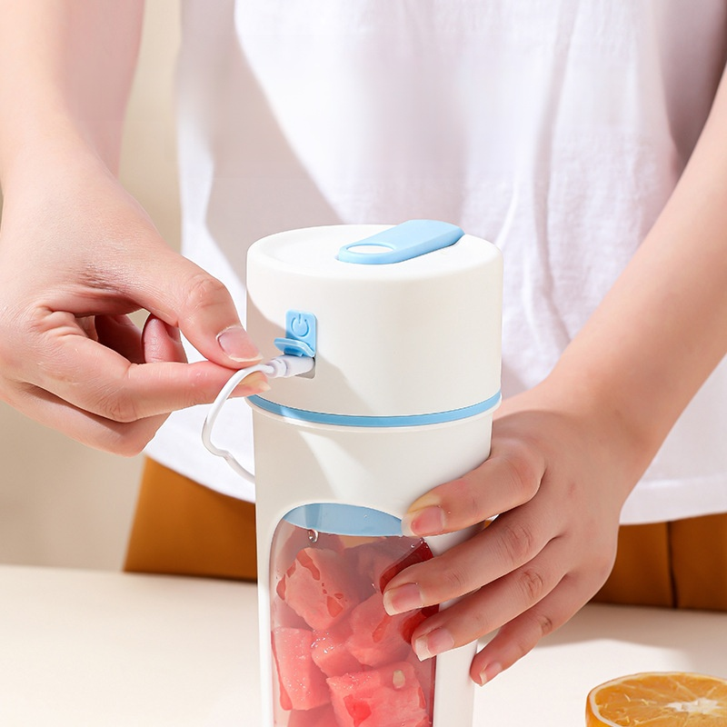 Small multi-functional juicer cup