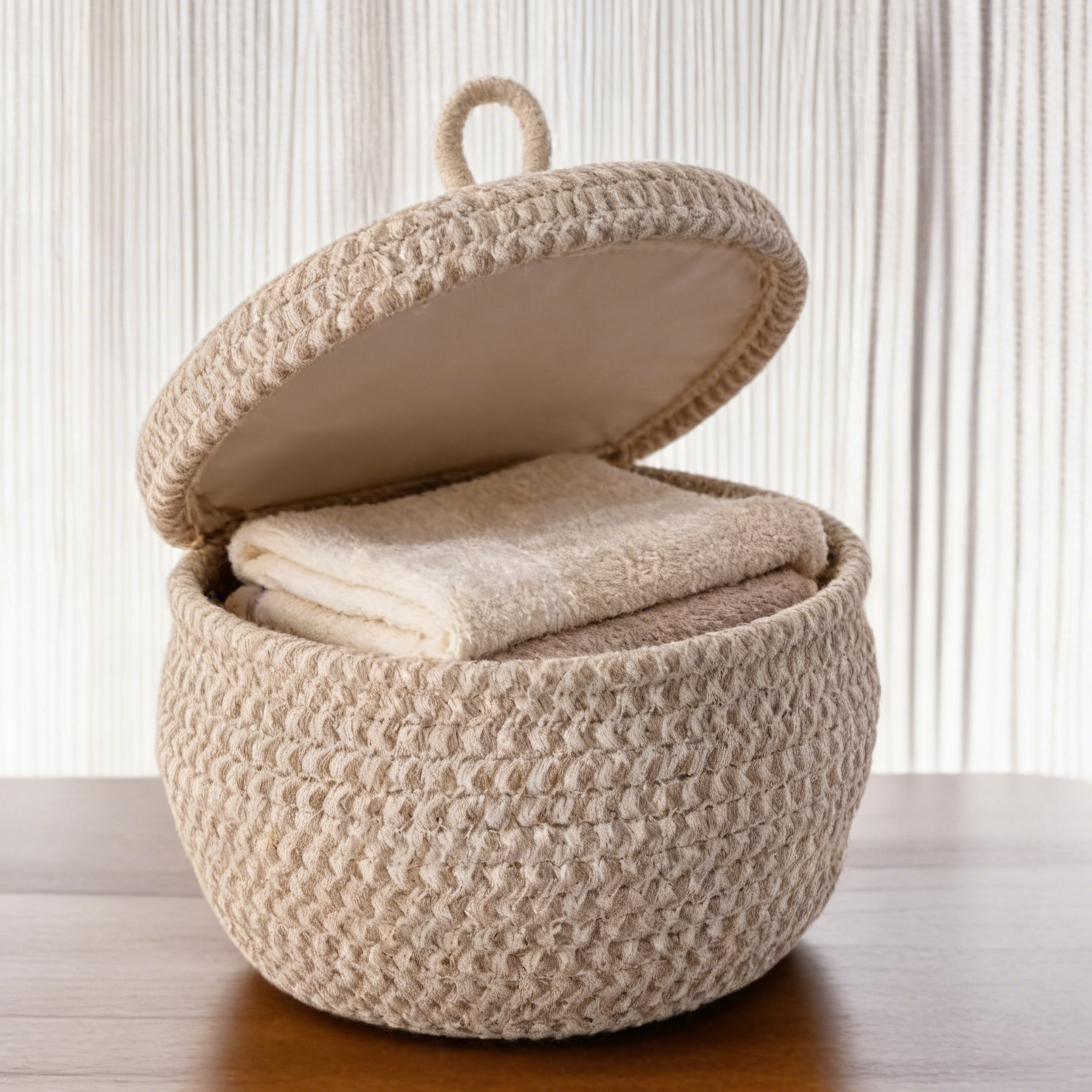 다양한 물건을 담은 면 소재 바구니