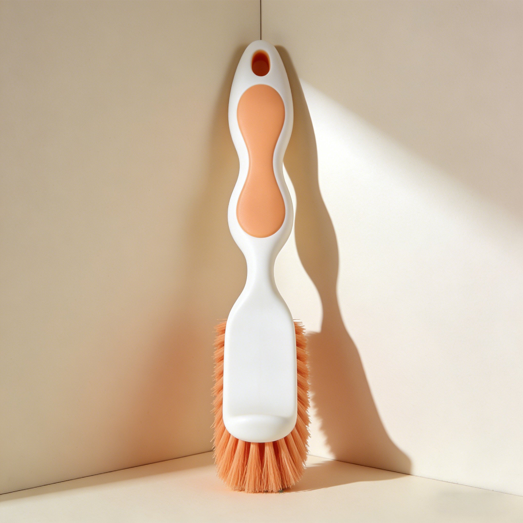 먼지 브러시로 책상 청소하는 모습