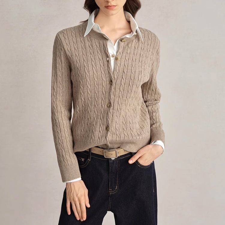 シンプルデザインのクルーネックセーター正面