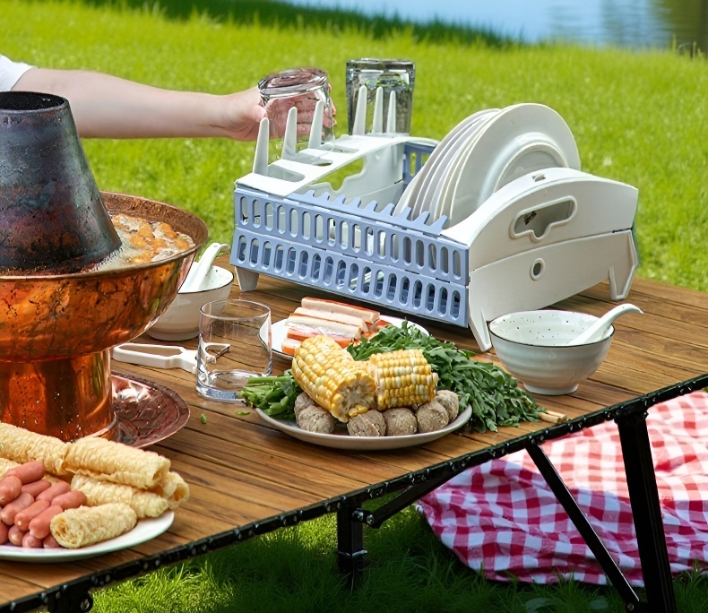 Estante portátil para cubiertos siendo transportado