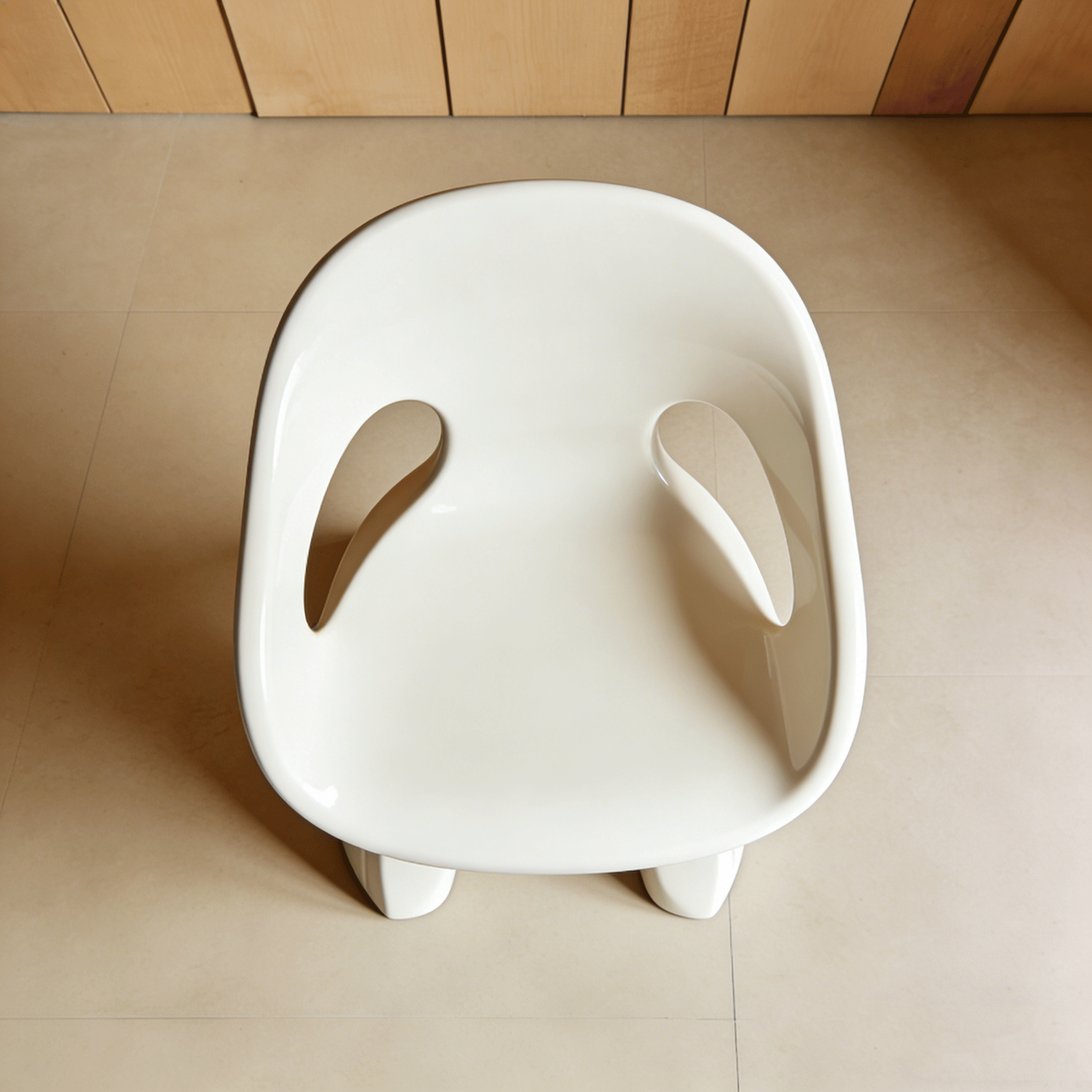 Detalle del asiento de la silla blanca minimalista