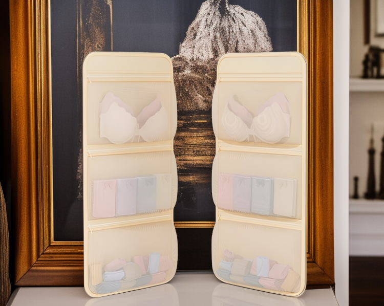 기숙사 옷장에 걸린 수납 가방 사진