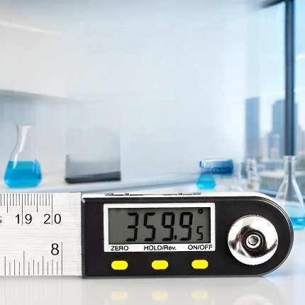 목공 작업에 사용되는 각도자 측정기