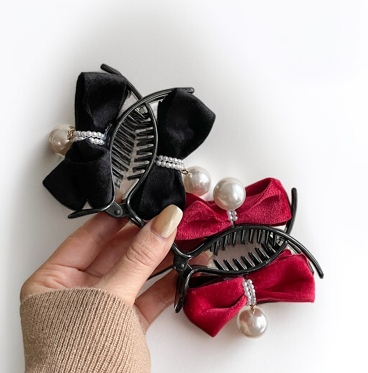 Peinado elegante con pinza para cola de caballo