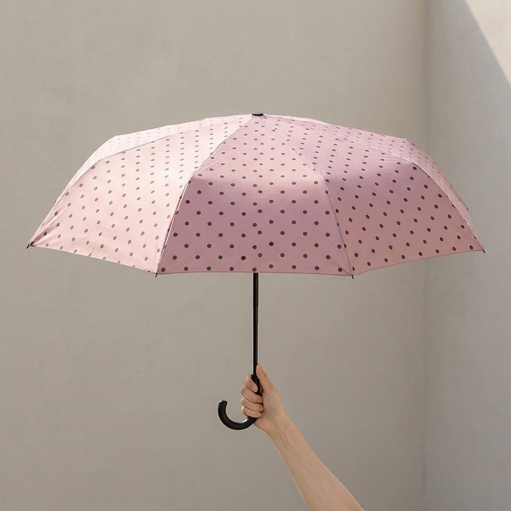 小さな水玉模様の折りたたみ式日傘（黒ビニール製）