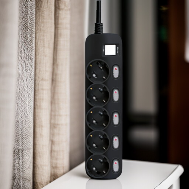 검은색 다중 위치 전원 스트립