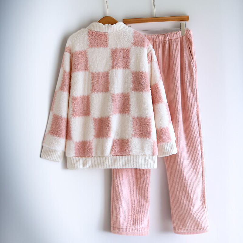 女性モデル着用の秋冬パジャマセット