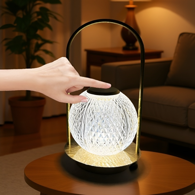 야외 캠핑 텐트 안 무드등 사용 모습