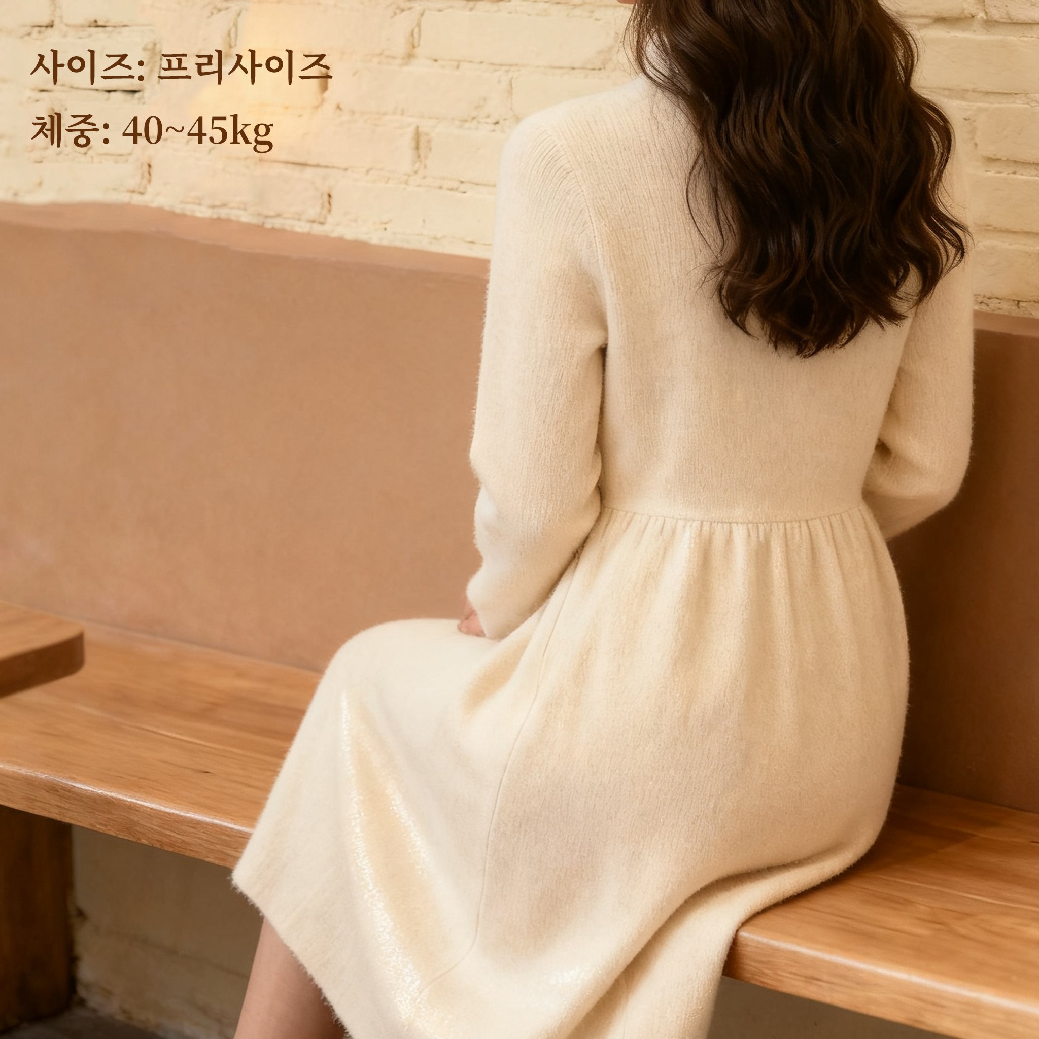 고급스러운 니트 소재의 하이넥 원피스 디테일