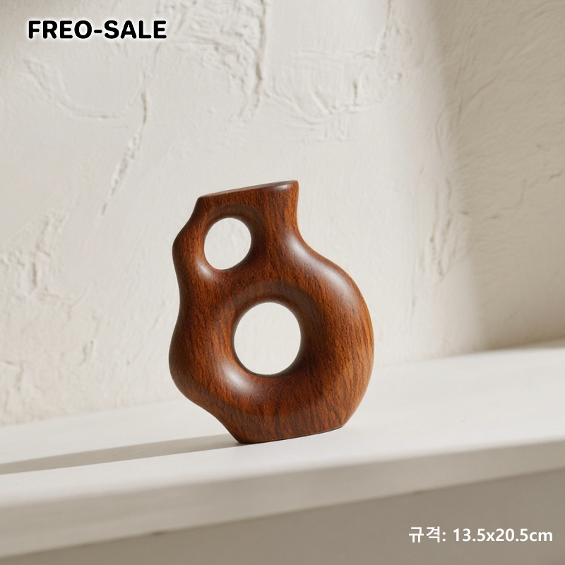 감각적인 투각 패턴의 천연 원목 꽃병