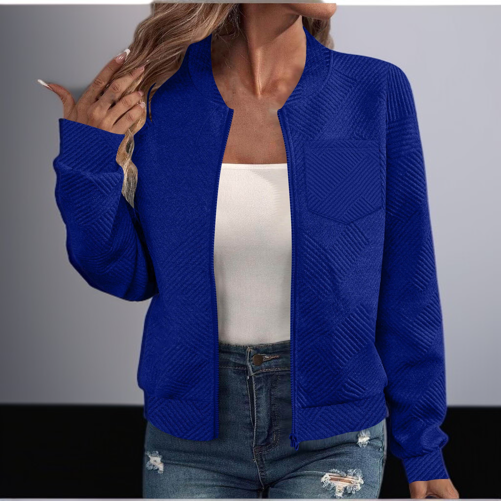 女性モデル着用ラウンドネックジャケットコーディネート例