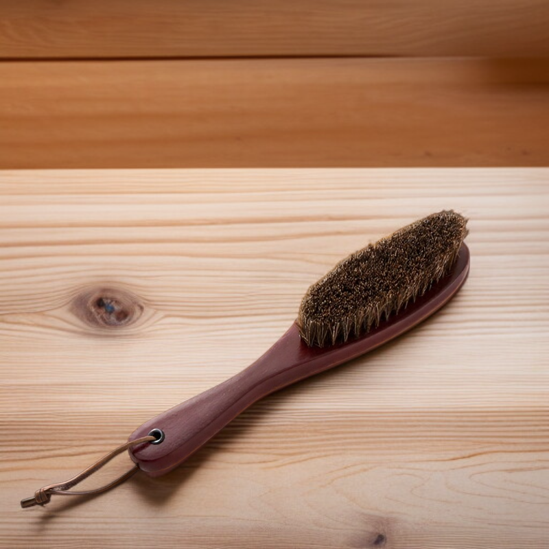 Eliminación de polvo en ropa de lana con cepillo suave