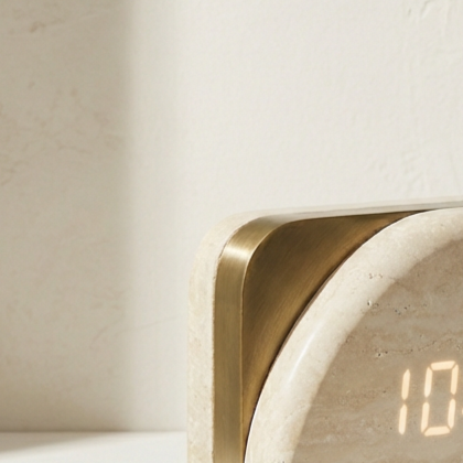 極簡風格電子時鐘放置於書桌上