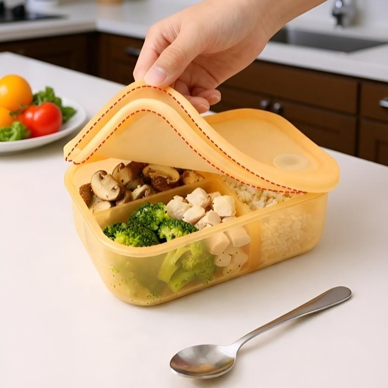 다양한 음식이 담긴 칸막이 보관 용기