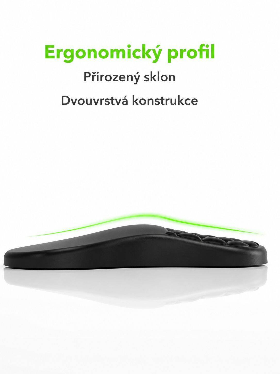 Detail šikmé opěrky zápěstí u černé podložky pod myš
