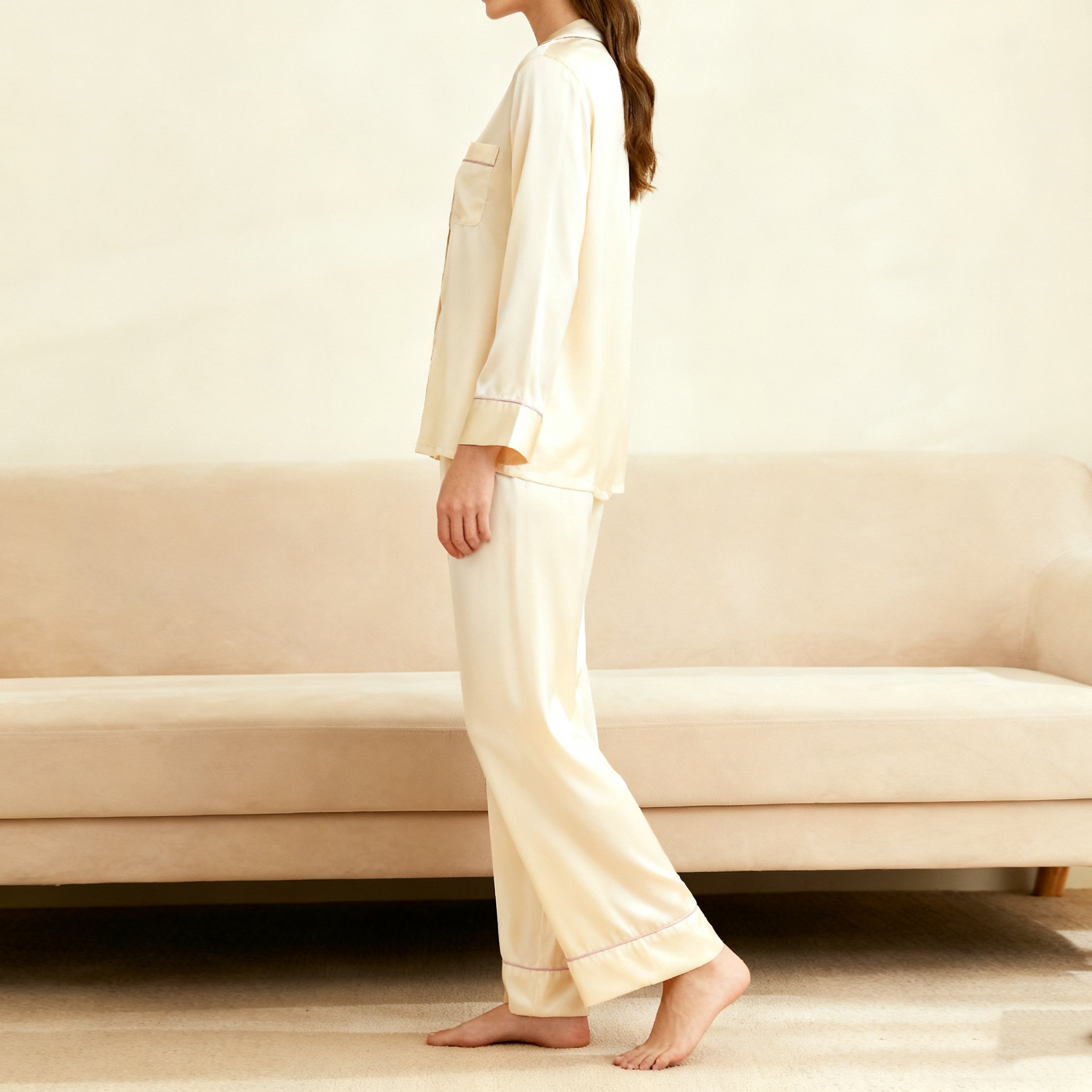 실키 베이지 잠옷 상의 디테일 사진