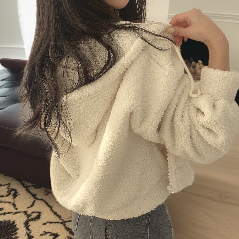 女士穿著羊羔絨衛衣外套戶外休閒