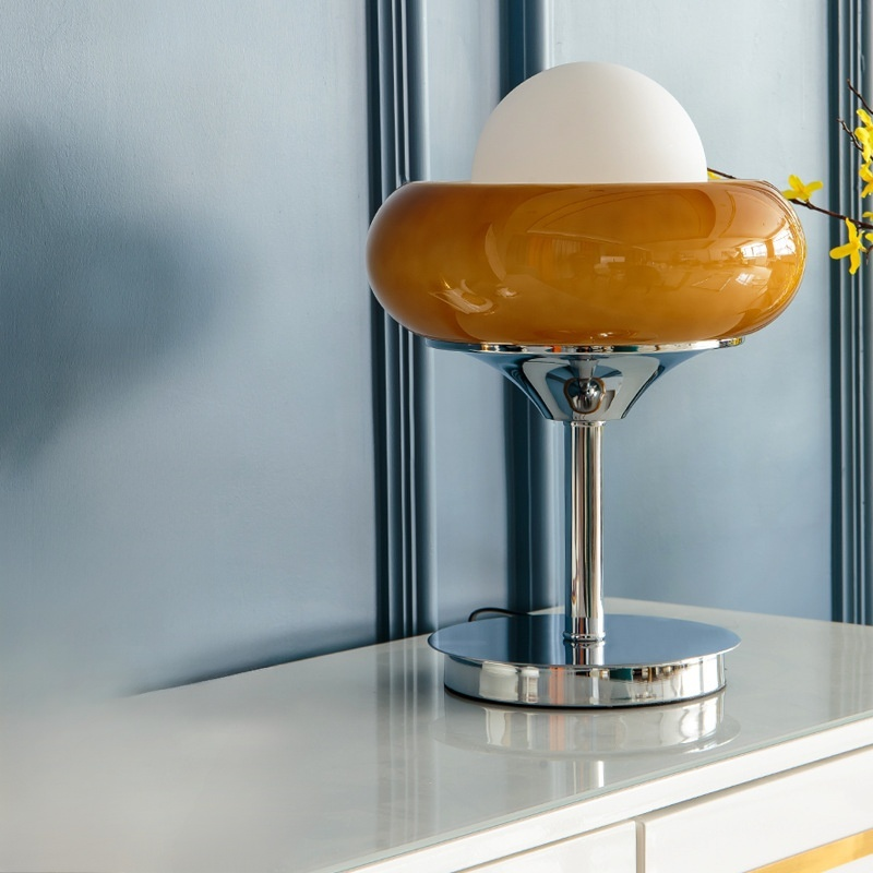 Simple retro table lamp