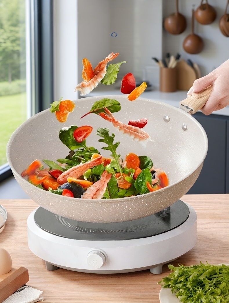 프라이팬으로 계란 구운 이미지