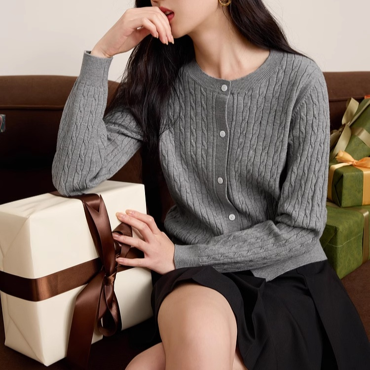 無地クルーネックセーター