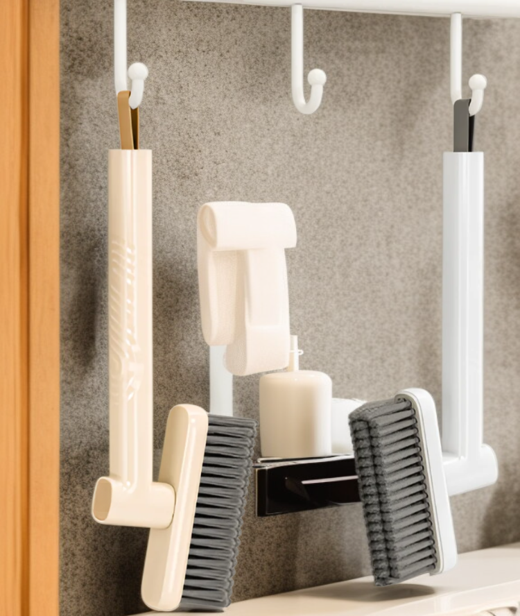 浴室床の汚れをしっかり落とすブラシ