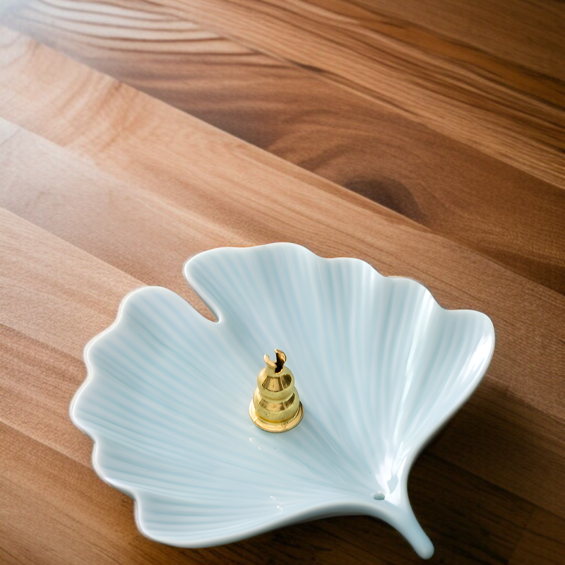 アンティーク調の菩提葉と銀杏の葉をあしらった、木目調で耐火性のある持ち運びに便利なミニ香炉です。