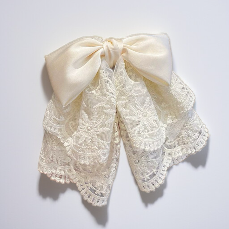 模特配戴蝴蝶結馬尾髮夾造型