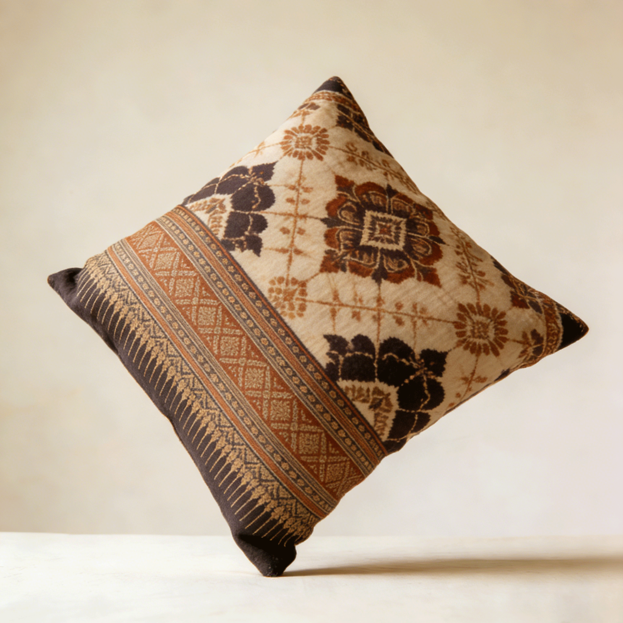 หมอนอิงนุ่มสบายดีไซน์สวย แพ็ค 3 ชิ้น สำหรับตกแต่งบ้าน