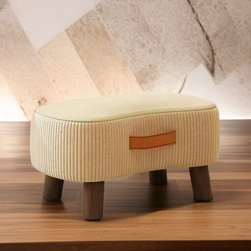 Tragbarer Massivholz-Fußhocker im modernen Wohnzimmer