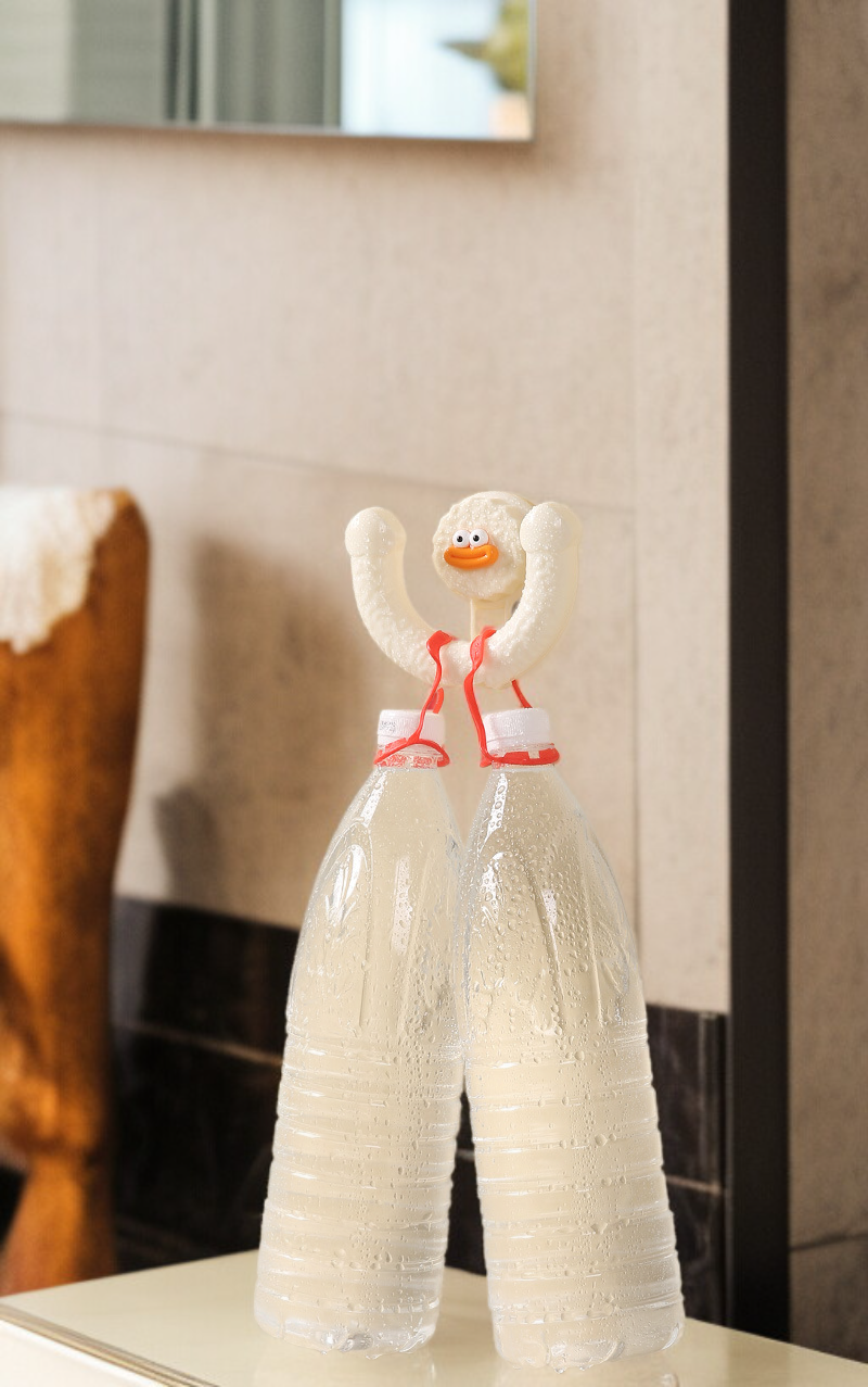 욕실 슬리퍼를 랙에 정리한 모습