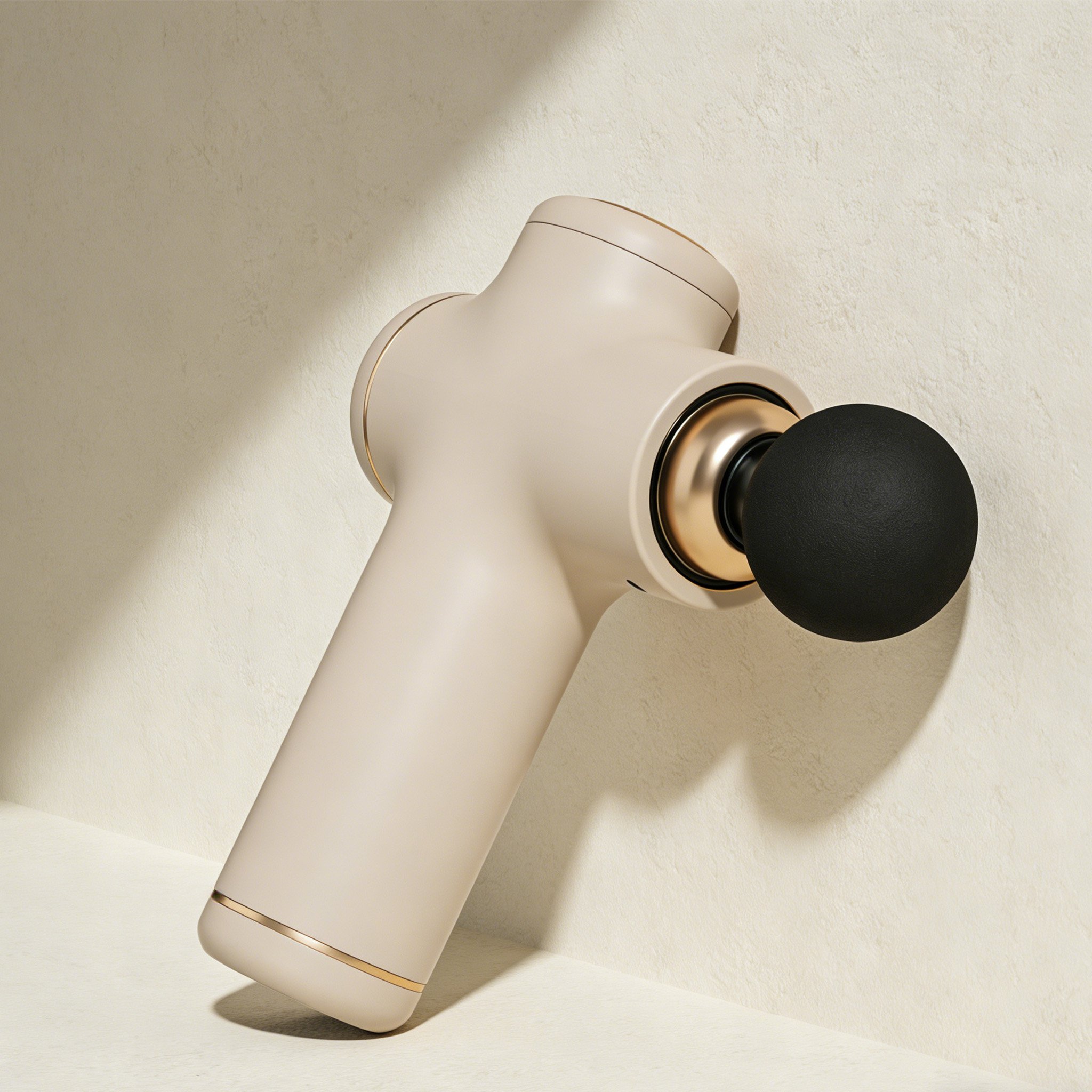 Mélyizom masszázspisztoly használat közben