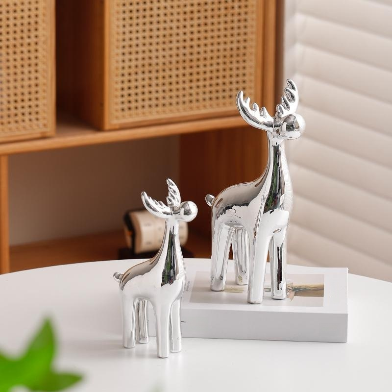 은색 세라믹 사슴 조각상