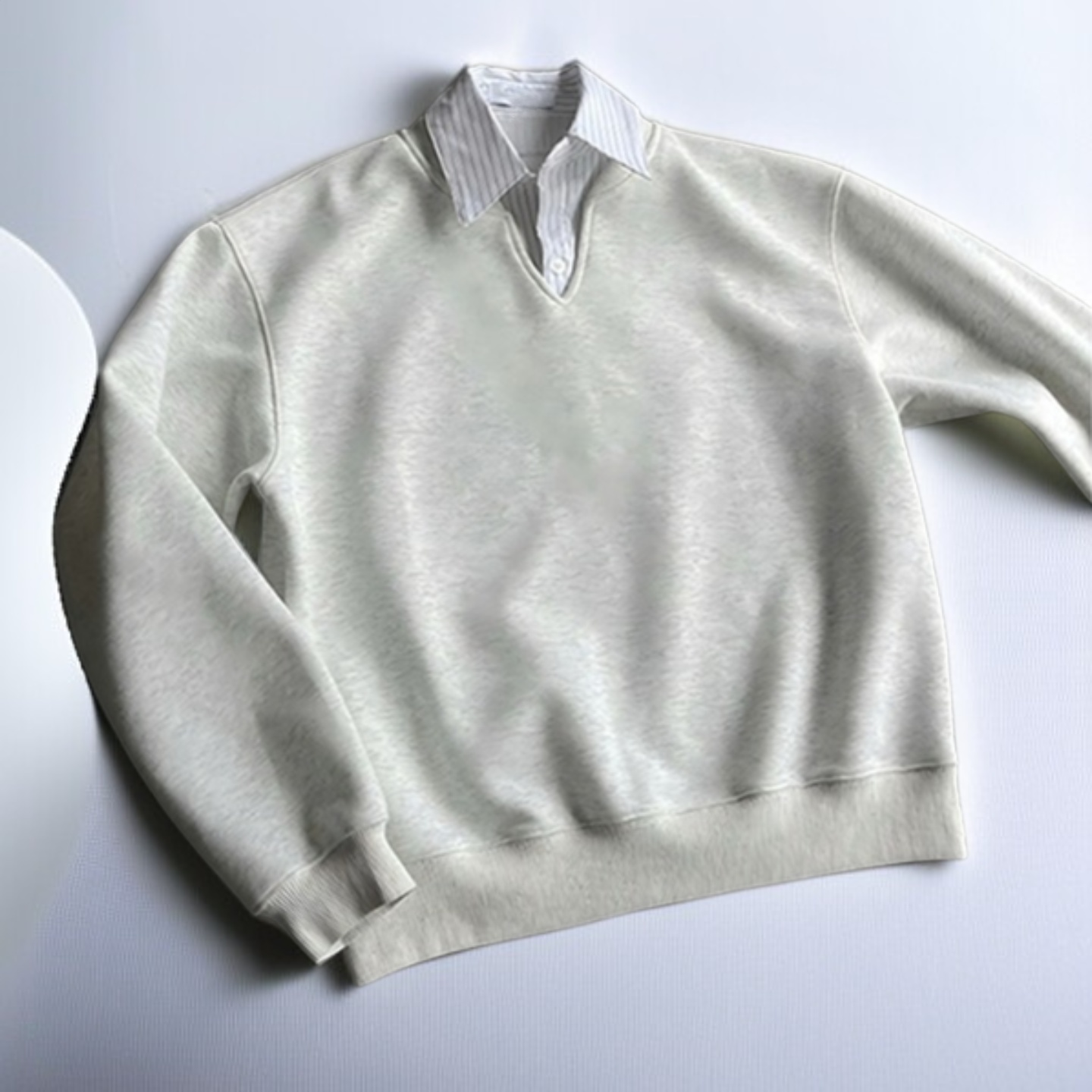 黒スウェットシャツとシャツのフェイクレイヤードデザイン