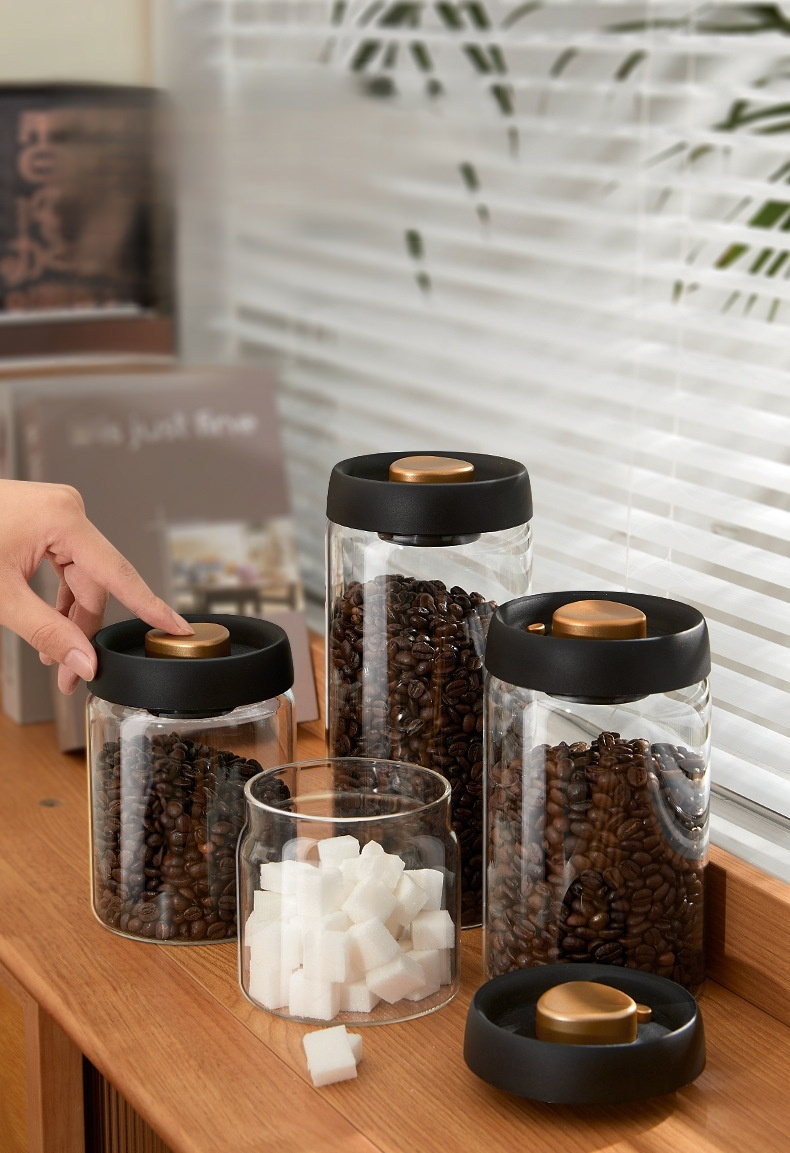 Świeże ziarna kawy w pojemniku próżniowym