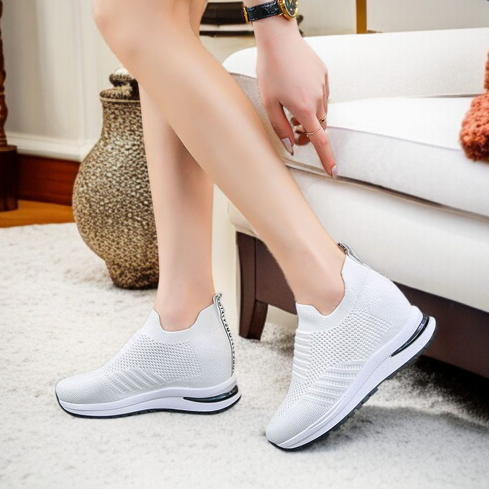 軽量設計の内高シューズの側面写真