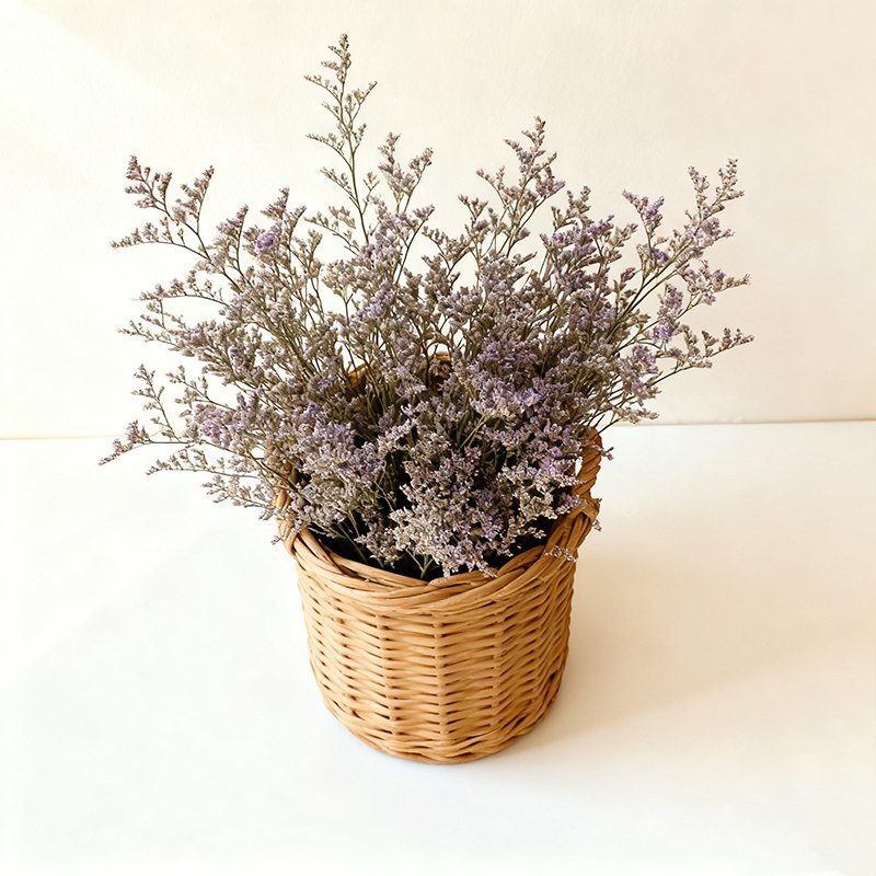 Aranjament floral în coș decorativ cu flori colorate