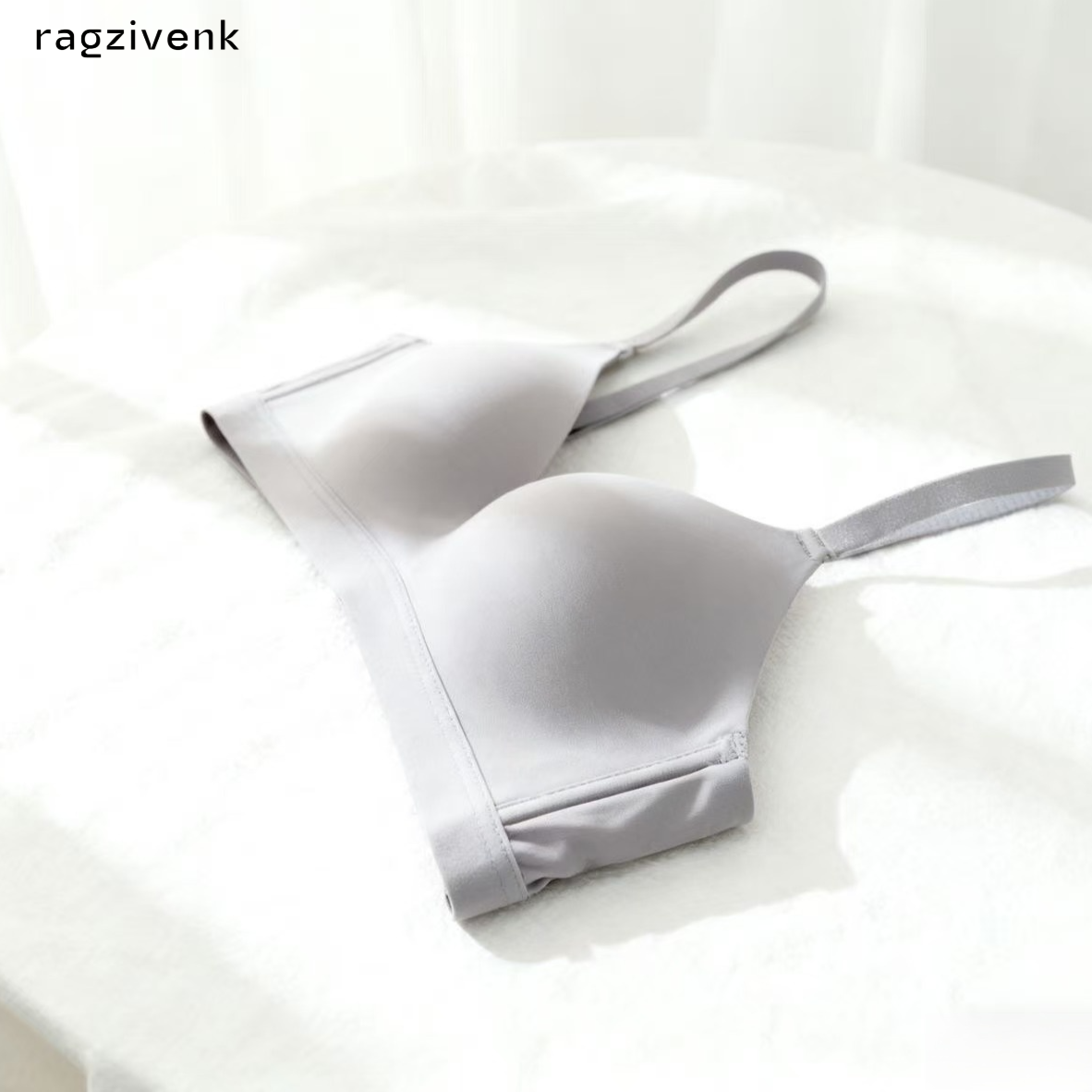 와이어 없는 브라는 작은 가슴을 더 크게 보이게 합니다.